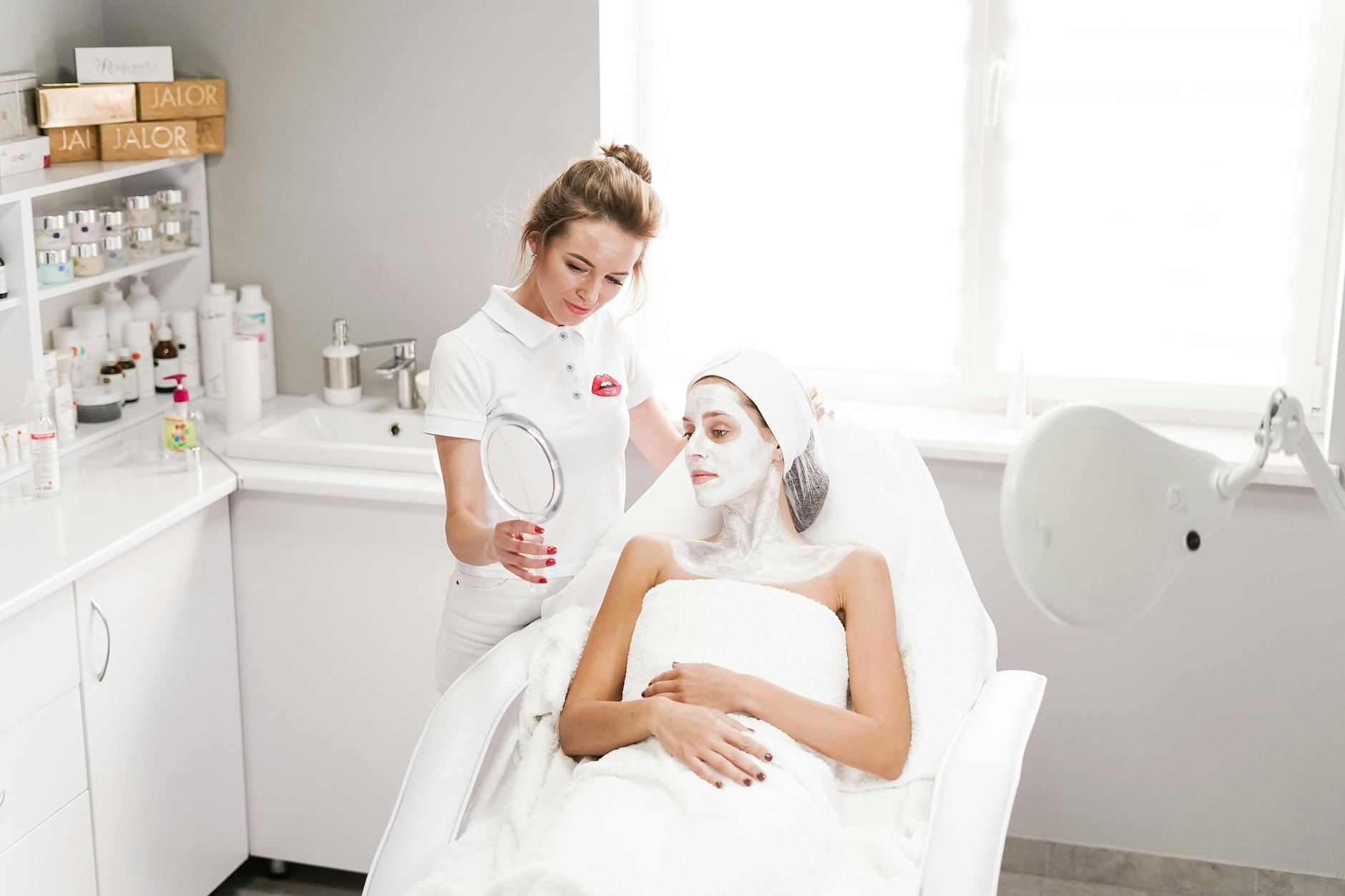Tratament facial profesional la salon de cosmetică MAD'S Beauty
