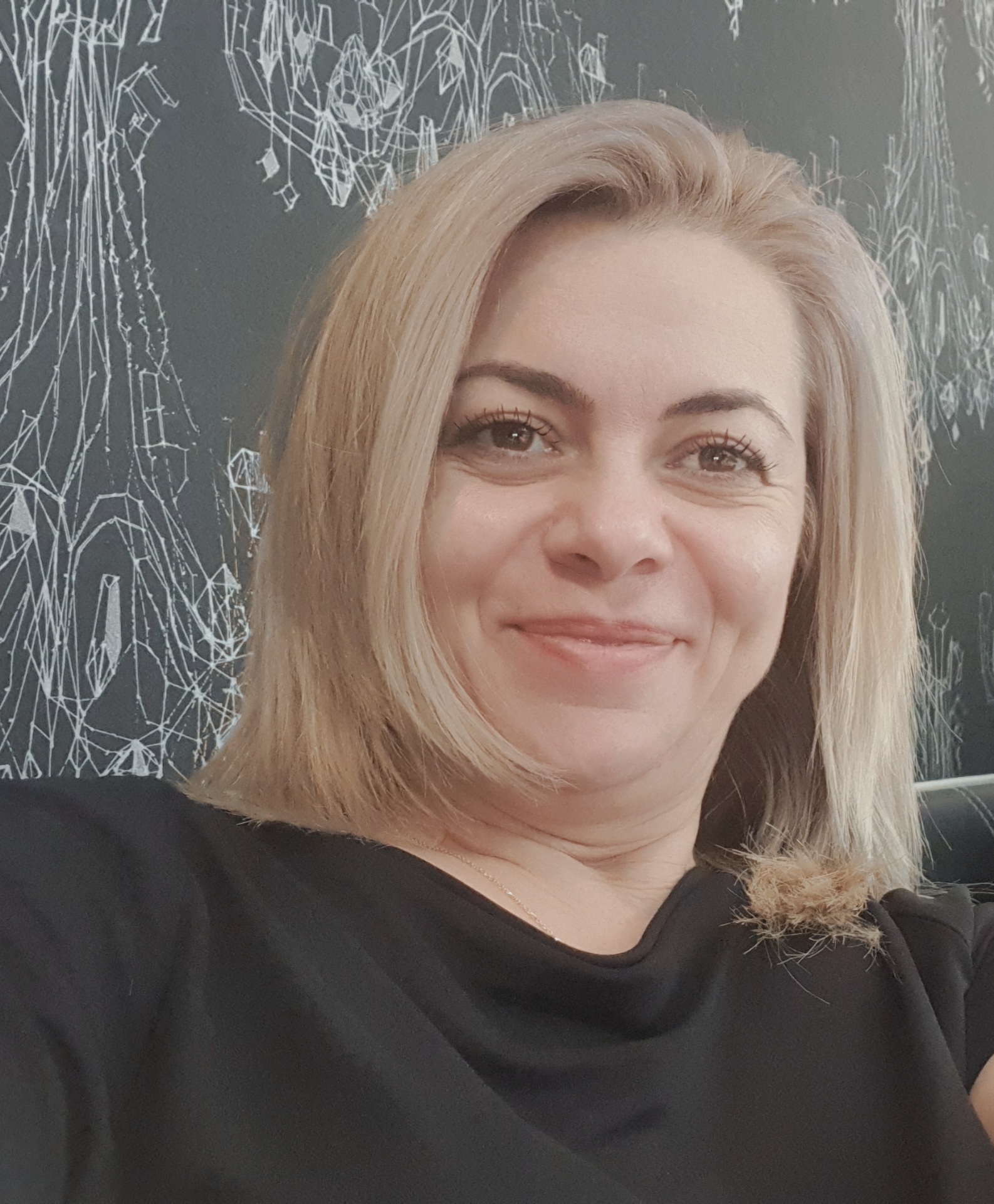 Ana — Manichiură MAD'S Beauty Salon