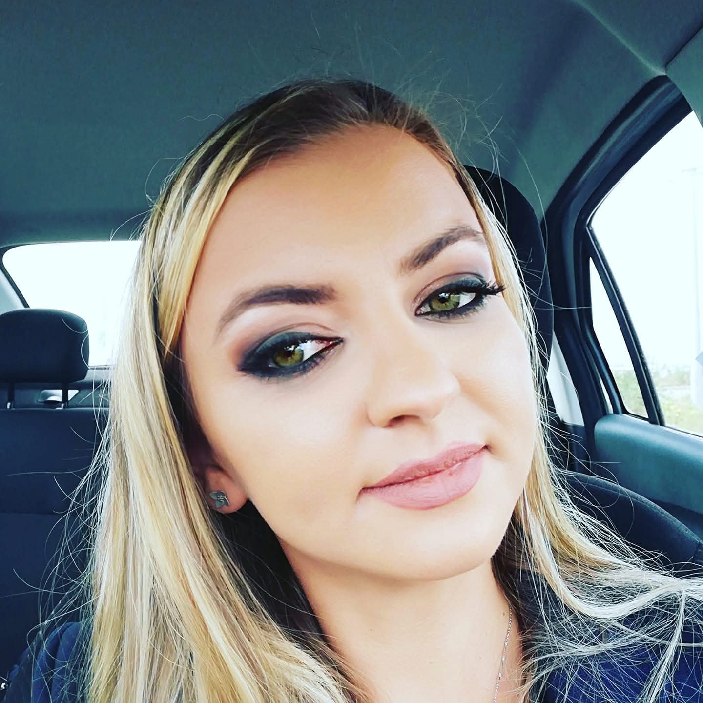 Laura — Manichiură MAD'S Beauty Salon