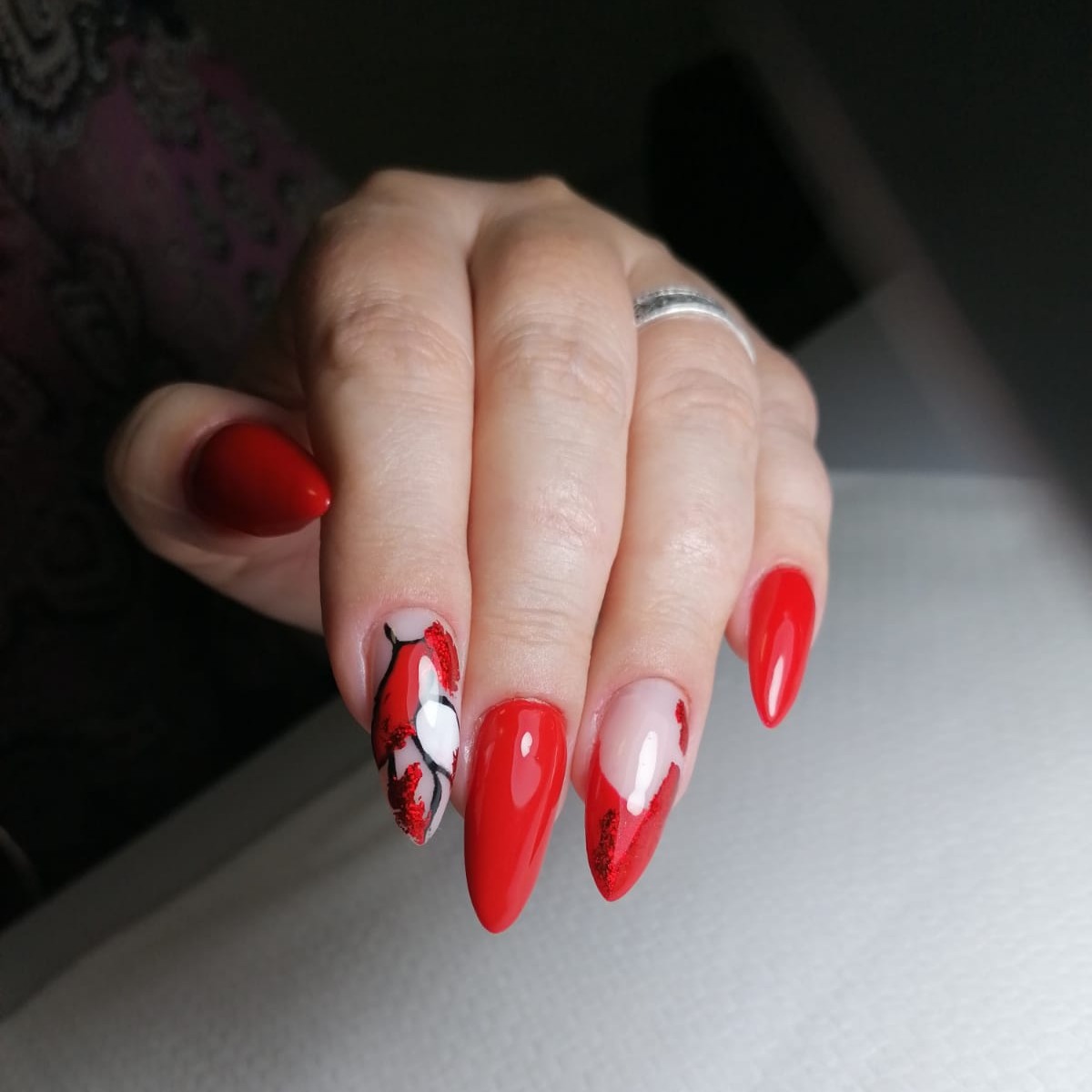 Manichiură roșie artistică