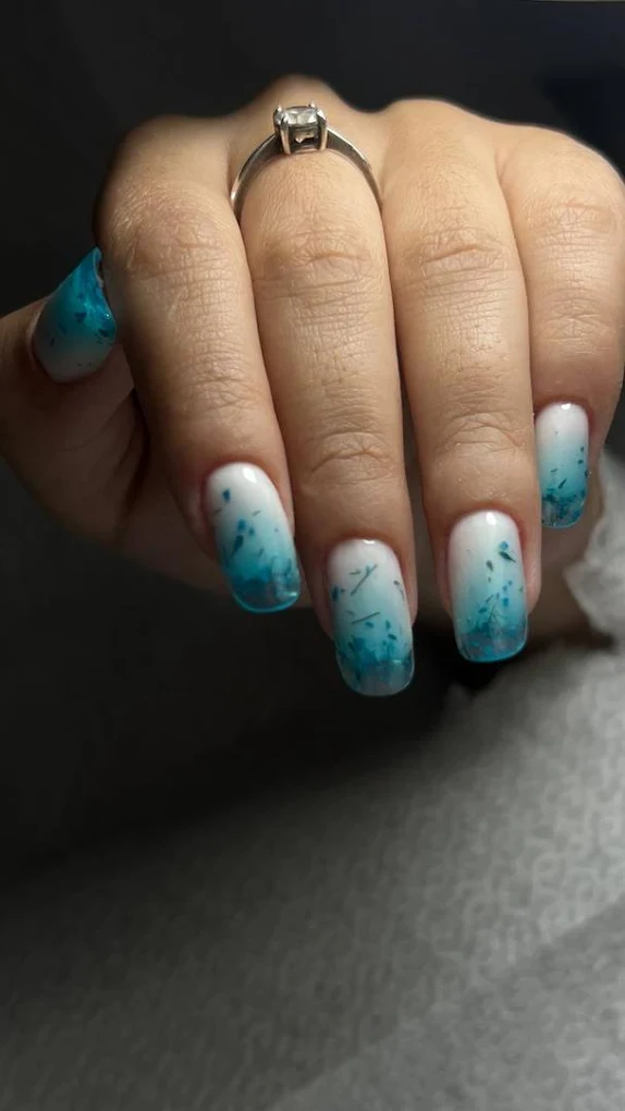 Manichiură semipermanentă realizată la MAD'S Beauty Salon, Sector 3 București